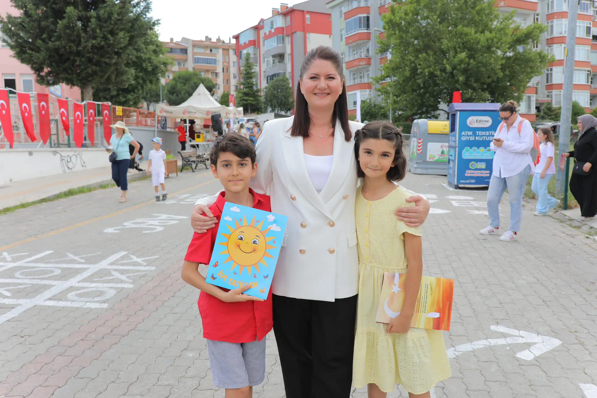 BAŞKAN GENCAN, KARNE GÜNÜNDE ÇOCUKLARLA GÜVENLİ SOKAKTA BULUŞTU galeri görseli